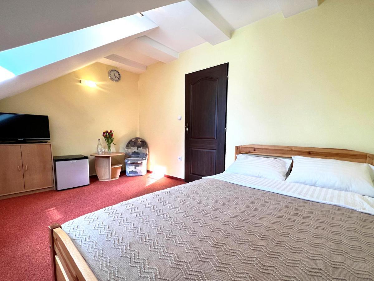 Hotel Marislav Cesnovice Exteriör bild