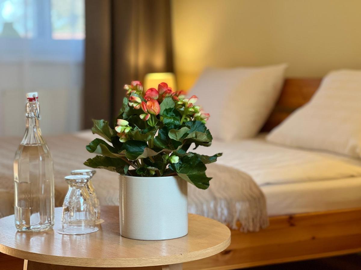 Hotel Marislav Cesnovice Exteriör bild