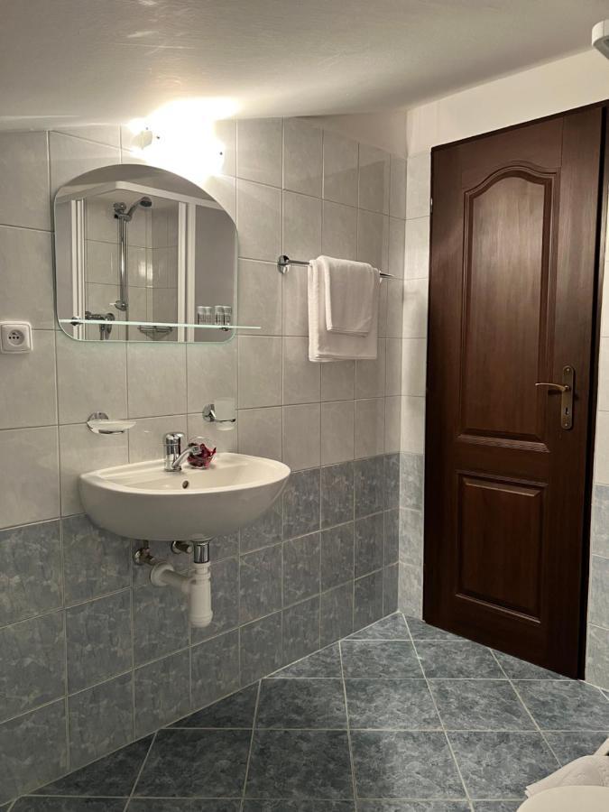Hotel Marislav Cesnovice Exteriör bild