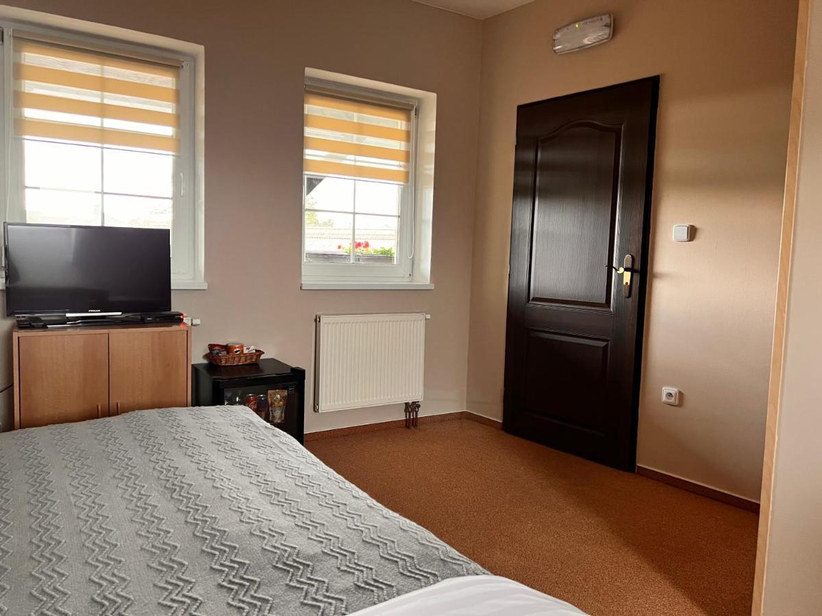 Hotel Marislav Cesnovice Exteriör bild