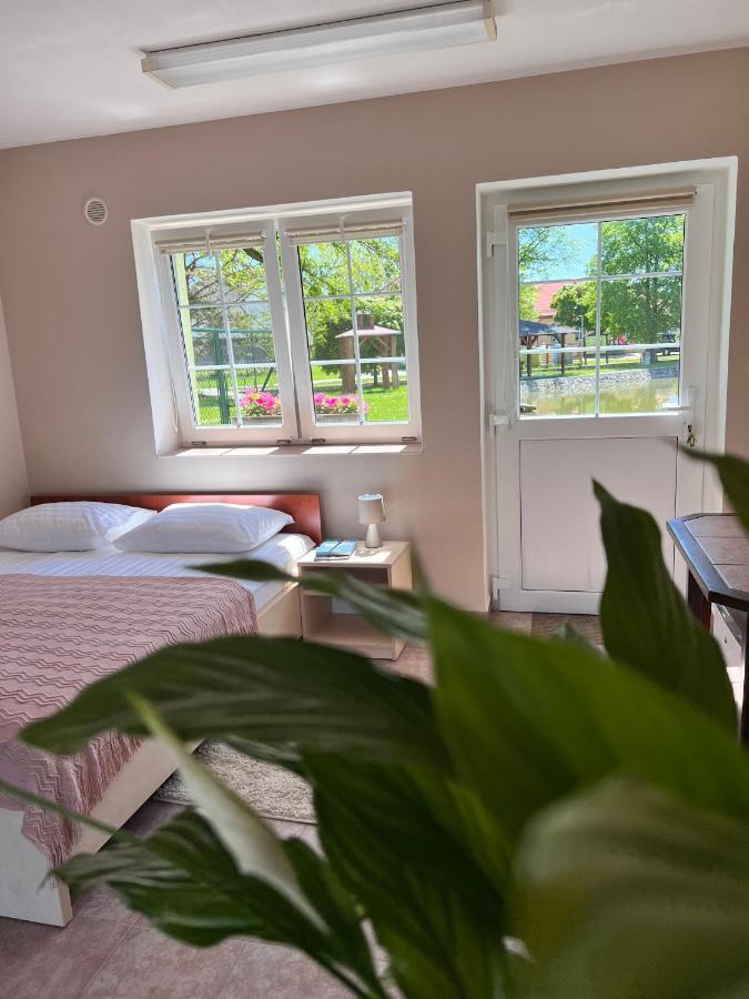 Hotel Marislav Cesnovice Exteriör bild