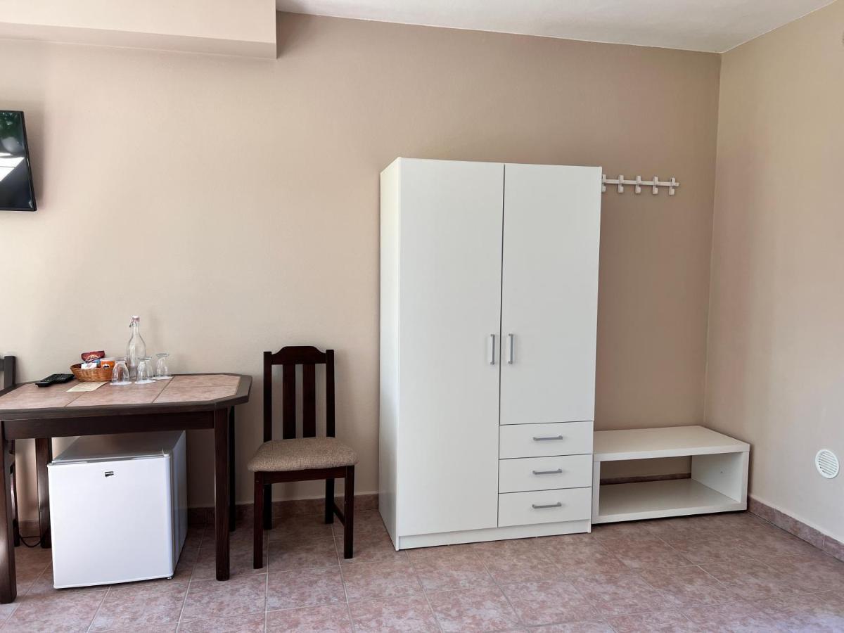 Hotel Marislav Cesnovice Exteriör bild