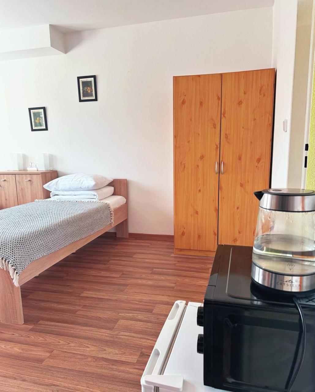 Hotel Marislav Cesnovice Exteriör bild