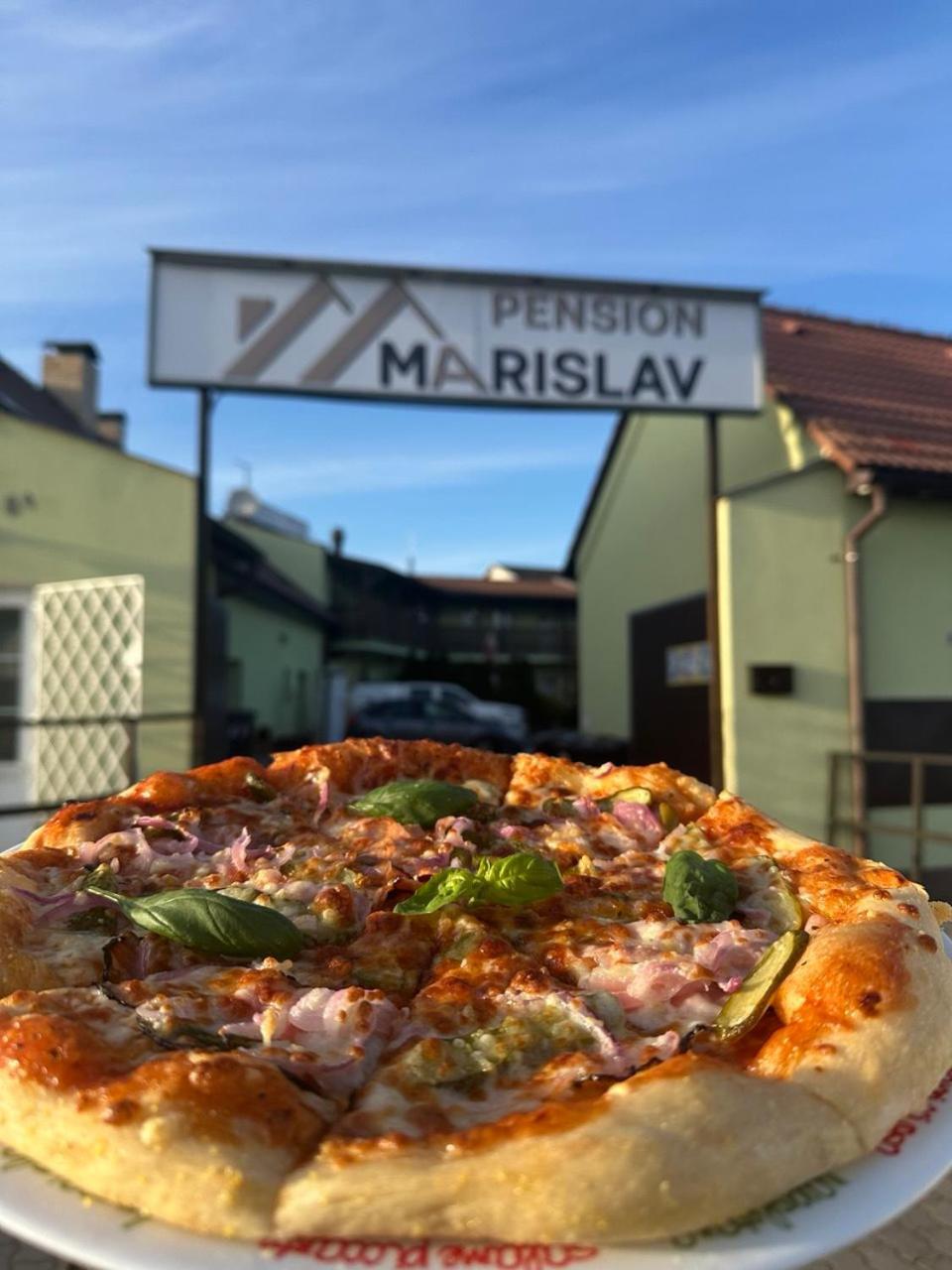 Hotel Marislav Cesnovice Exteriör bild